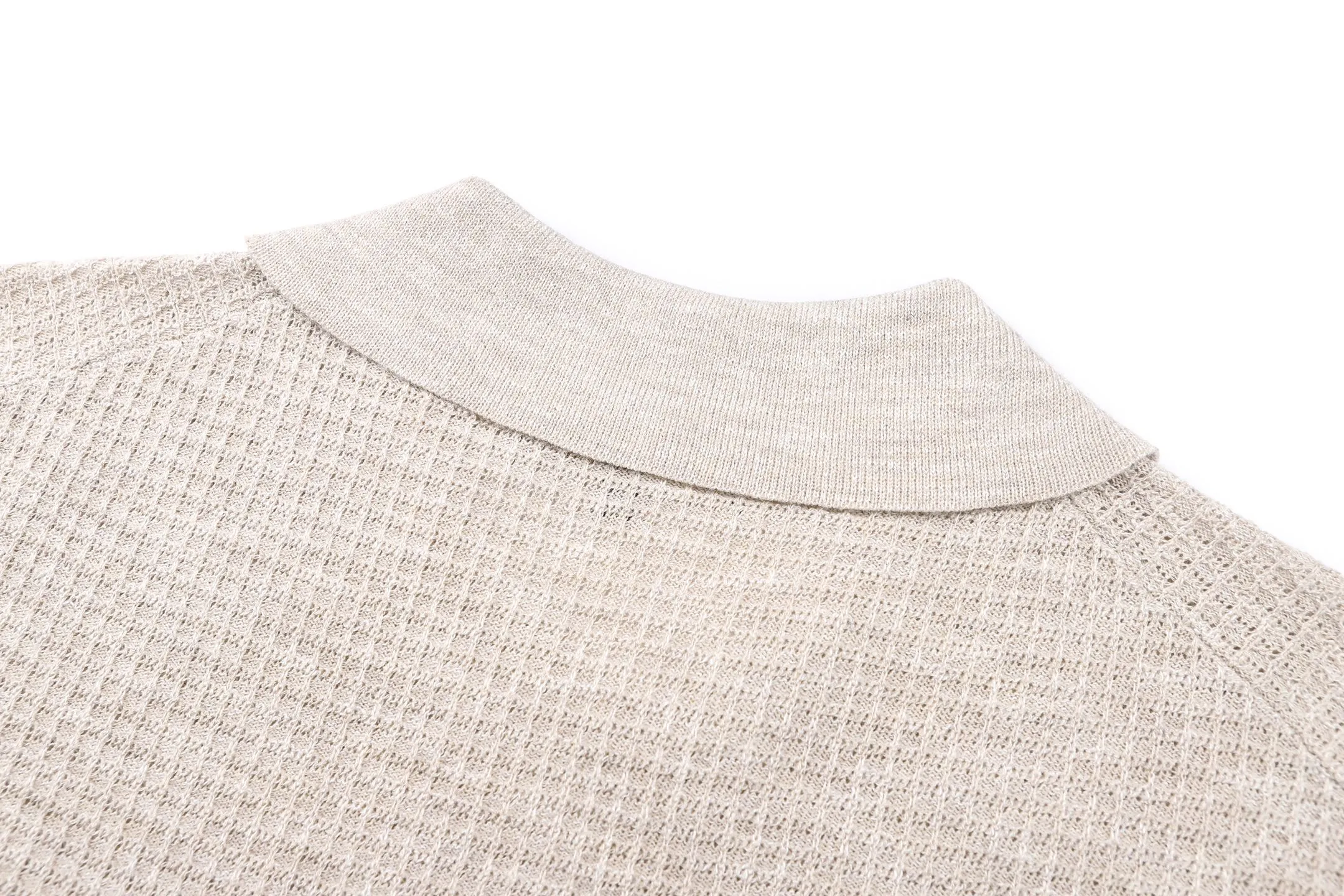 Loro Piana 26FW Savan mulberry silk sweater short-sleeved Polo shirt ●Authentic 11700 purchased and developed ●Flax and silk blended wool ●Using dual-system (14-needle) loom imported from Germany ●Wool blended ●Wool enzyme washing ●Customized 1:1 trademark ●Fit version ●Size: 48 50 52 54 ●Style number: 26313/2B#40 ●Hand washing is recommended (this product is made of wool and is not easy to machine wash) ●Original label straight on